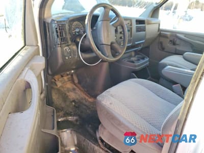 Zdjęcie 8 z 12 samochodu: 2005 GMC SAVANA BOX TRUCK VIN:1GDJG31U151161733 - miniatura
