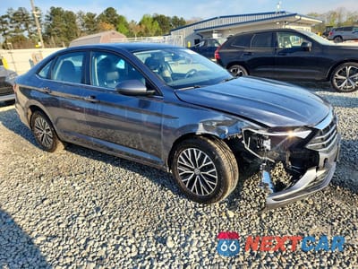 Czwarte zdjęcie samochodu z boku: 2021 VOLKSWAGEN JETTA S VIN:3VWC57BU0MM045527 - miniatura