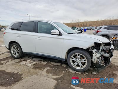 Czwarte zdjęcie samochodu z boku: 2014 MITSUBISHI OUTLANDER GT VIN:JA4JZ4AX2EZ007817 - miniatura