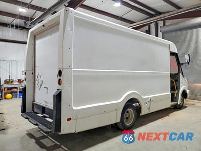 Trzecie zdjęcie samochodu z tyłu: 2016 ISUZU REACH DELIVERY VAN VIN:JALB4T172G7W00268 - miniatura