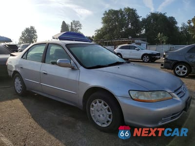 Czwarte zdjęcie samochodu z boku: 2002 HONDA ACCORD LX VIN:3HGCG66522G701797 - miniatura