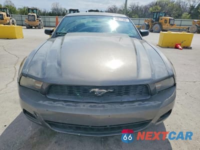 Piąte zdjęcie samochodu w środku: 2010 FORD MUSTANG VIN:1ZVBP8AN8A5155054 - miniatura