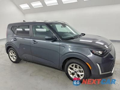 Czwarte zdjęcie samochodu z boku: 2024 KIA SOUL LX VIN:KNDJ23AU9R7901860 - miniatura