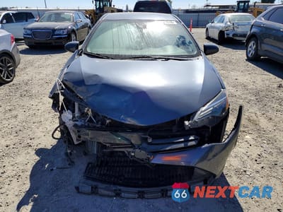 Piąte zdjęcie samochodu w środku: 2017 TOYOTA COROLLA LE VIN:5YFBURHE3HP703997 - miniatura