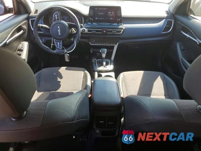 Zdjęcie 8 z 13 samochodu: 2023 KIA SELTOS S VIN:KNDEU2AA9P7355280 - miniatura