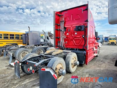 Czwarte zdjęcie samochodu z boku: 2018 FREIGHTLINER CASCADIA 125 SEMI TRUCK VIN:1FUJGLDR7JLJL4720 - miniatura
