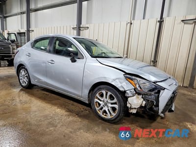 Czwarte zdjęcie samochodu z boku: 2018 TOYOTA YARIS IA BASE VIN:3MYDLBYV0JY325521 - miniatura