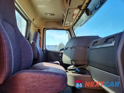 Piąte zdjęcie samochodu w środku: 2024 VOLVO VNR SEMI TRUCK VIN:4V4WC9EG4RN634489 - miniatura