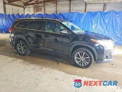Czwarte zdjęcie samochodu z boku: 2018 TOYOTA HIGHLANDER XLE VIN:5TDJZRFH3JS539111 - miniatura