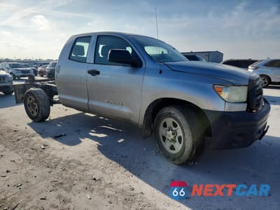 Czwarte zdjęcie samochodu z boku: 2013 TOYOTA TUNDRA GRADE VIN:5TFRM5F15DX059633 - miniatura