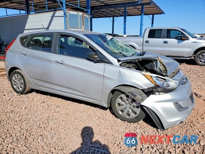 Czwarte zdjęcie samochodu z boku: 2017 HYUNDAI ACCENT SE VIN:KMHCT5AE5HU325898 - miniatura