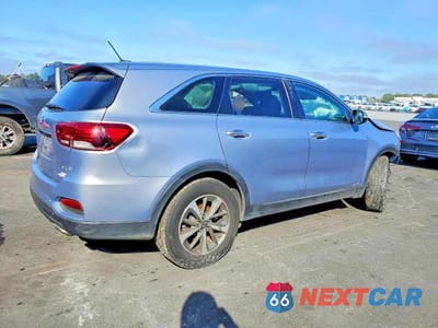 Trzecie zdjęcie samochodu z tyłu: 2020 KIA SORENTO LX V6 VIN:5XYPGDA57LG692221 - miniatura