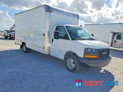 Czwarte zdjęcie samochodu z boku: 2020 GMC SAVANA BOX TRUCK VIN:7GZ37TCG0LN003400 - miniatura