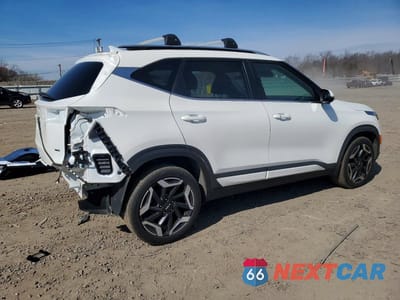Trzecie zdjęcie samochodu z tyłu: 2024 KIA SELTOS SX VIN:KNDETCA76R7556165 - miniatura