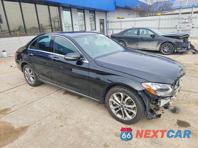 Czwarte zdjęcie samochodu z boku: 2018 MERCEDES-BENZ C 300 4MATIC VIN:55SWF4KB2JU267060 - miniatura