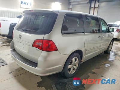 Trzecie zdjęcie samochodu z tyłu: 2010 VOLKSWAGEN ROUTAN SE VIN:2V4RW3D16AR245893 - miniatura