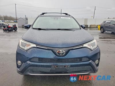 Piąte zdjęcie samochodu w środku: 2018 TOYOTA RAV4 XLE VIN:JTMRFREV2JJ217513 - miniatura