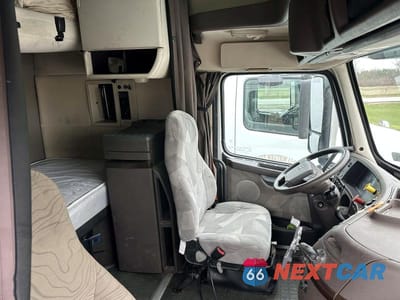 Piąte zdjęcie samochodu w środku: 2018 VOLVO VN VNL VIN:4V4NC9EH9JN896145 - miniatura