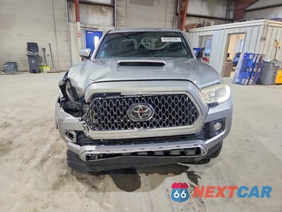 Piąte zdjęcie samochodu w środku: 2018 TOYOTA TACOMA TRD SPORT VIN:3TMCZ5AN3JM138544 - miniatura