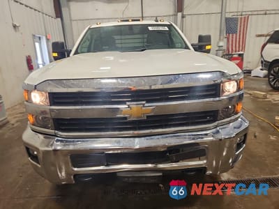 Piąte zdjęcie samochodu w środku: 2015 CHEVROLET SILVERADO 2500 FLATBED TRUCK VIN:1GC1KVEG0FF531366 - miniatura