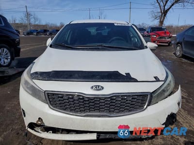 Piąte zdjęcie samochodu w środku: 2018 KIA FORTE LX 5P VIN:KNAFK5A80J5745287 - miniatura