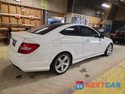 Trzecie zdjęcie samochodu z tyłu: 2015 MERCEDES-BENZ C 250 VIN:WDDGJ4HB0FG435017 - miniatura