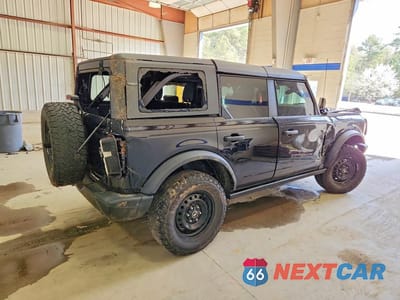 Trzecie zdjęcie samochodu z tyłu: 2023 FORD BRONCO BASE VIN:1FMEE5DPXPLA84179 - miniatura