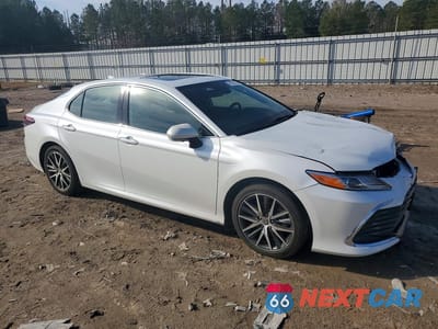 Czwarte zdjęcie samochodu z boku: 2022 TOYOTA CAMRY HYBRID XLE VIN:4T1F31AK9NU582490 - miniatura