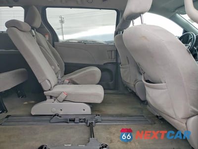 Zdjęcie 11 z 12 samochodu: 2018 TOYOTA SIENNA LE 8-PASSENGER VIN:5TDKZ3DC1JS922666 - miniatura