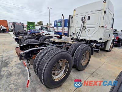 Czwarte zdjęcie samochodu z boku: 2017 FREIGHTLINER CASCADIA 113 VIN:3AKJGHDV8HSHZ2770 - miniatura