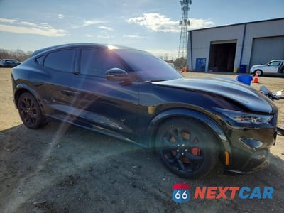 Czwarte zdjęcie samochodu z boku: 2021 FORD MUSTANG MACH-E PREMIUM VIN:3FMTK3SU2MMA43097 - miniatura