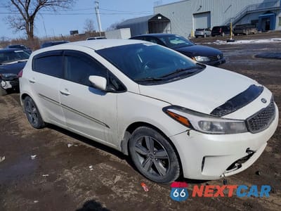 Czwarte zdjęcie samochodu z boku: 2018 KIA FORTE LX 5P VIN:KNAFK5A80J5745287 - miniatura