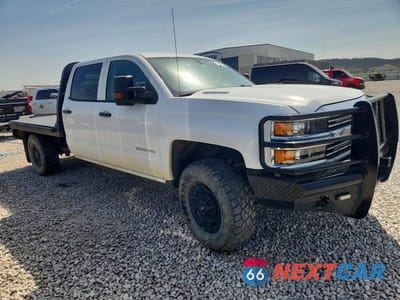 Czwarte zdjęcie samochodu z boku: 2015 CHEVROLET SILVERADO K2500 FLATBED TRUCK VIN:1GC1KUE8XFF539333 - miniatura