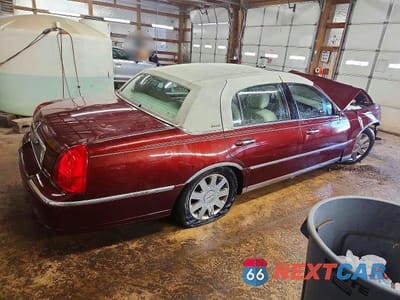 Trzecie zdjęcie samochodu z tyłu: 2004 LINCOLN TOWN CAR ULTIMATE VIN:1LNHM83W54Y662066 - miniatura