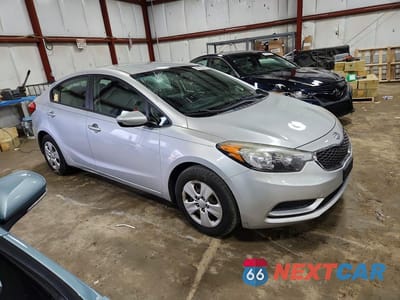 Czwarte zdjęcie samochodu z boku: 2014 KIA FORTE LX VIN:KNAFK4A64E5161425 - miniatura