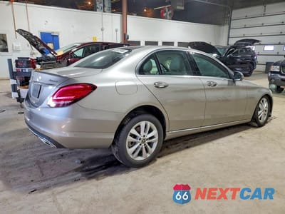 Trzecie zdjęcie samochodu z tyłu: 2019 MERCEDES-BENZ C 300 4MATIC VIN:55SWF8EB8KU315696 - miniatura