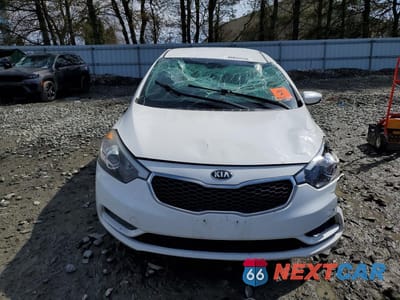 Piąte zdjęcie samochodu w środku: 2016 KIA FORTE LX VIN:KNAFK4A64G5505452 - miniatura