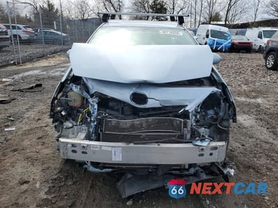 Piąte zdjęcie samochodu w środku: 2013 TOYOTA PRIUS V THREE VIN:JTDZN3EU3D3261696 - miniatura