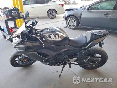 Trzecie zdjęcie samochodu z tyłu: 2022 KAWASAKI EX650 N VIN:ML5EXEN1XNDA49803 - miniatura