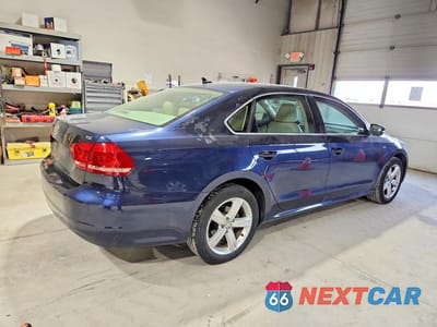 Trzecie zdjęcie samochodu z tyłu: 2015 VOLKSWAGEN PASSAT S VIN:1VWAT7A32FC108931 - miniatura