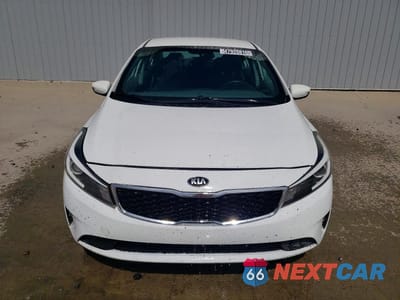 Piąte zdjęcie samochodu w środku: 2018 KIA FORTE LX VIN:3KPFK4A78JE273266 - miniatura