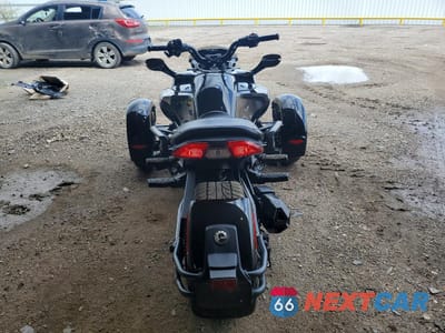 Czwarte zdjęcie samochodu z boku: 2017 CAN-AM SPYDER ROADSTER F3 VIN:2BXRDDD27HV002299 - miniatura
