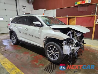 Czwarte zdjęcie samochodu z boku: 2019 TOYOTA HIGHLANDER XLE VIN:5TDJZRFH7KS572744 - miniatura