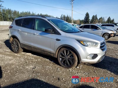 Czwarte zdjęcie samochodu z boku: 2017 FORD ESCAPE SE VIN:1FMCU9G98HUB43658 - miniatura
