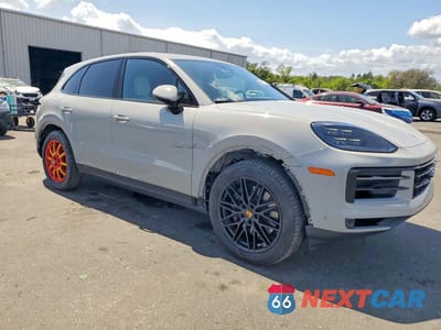 Czwarte zdjęcie samochodu z boku: 2025 PORSCHE CAYENNE VIN:WP1AA2AY8SDA03319 - miniatura