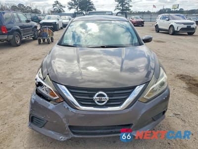Piąte zdjęcie samochodu w środku: 2017 NISSAN ALTIMA 2.5 S VIN:1N4AL3AP0HN304751 - miniatura