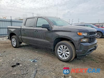 Czwarte zdjęcie samochodu z boku: 2021 CHEVROLET SILVERADO K1500 CUSTOM VIN:3GCPYBEK6MG421736 - miniatura