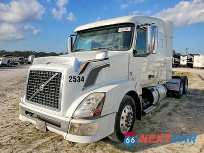 Drugie zdjęcie samochodu z przodu: 2013 VOLVO VNL SEMI TRUCK VIN:4V4NC9EJ0DN143269 - miniatura