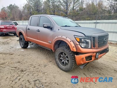Czwarte zdjęcie samochodu z boku: 2018 NISSAN TITAN SV VIN:1N6AA1E56JN546122 - miniatura