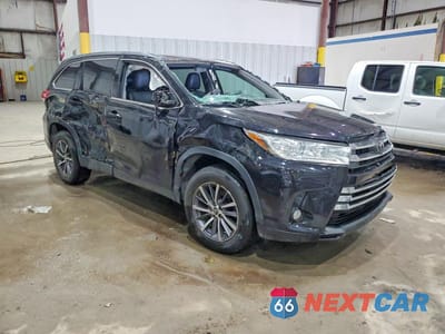 Czwarte zdjęcie samochodu z boku: 2019 TOYOTA HIGHLANDER XLE VIN:5TDKZRFH8KS306752 - miniatura